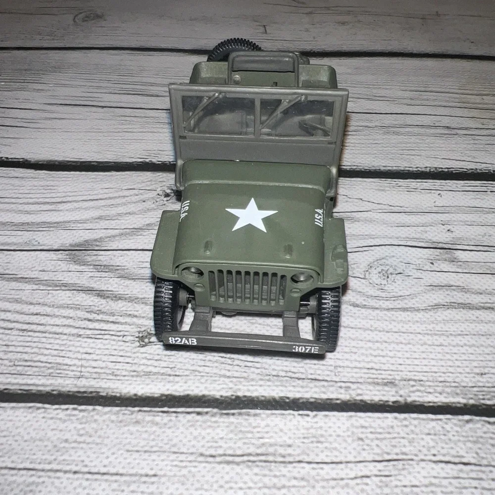 Vintage 2001 Jeep Willys Military Green 1:32 Plastic Toy Vehicle Loose